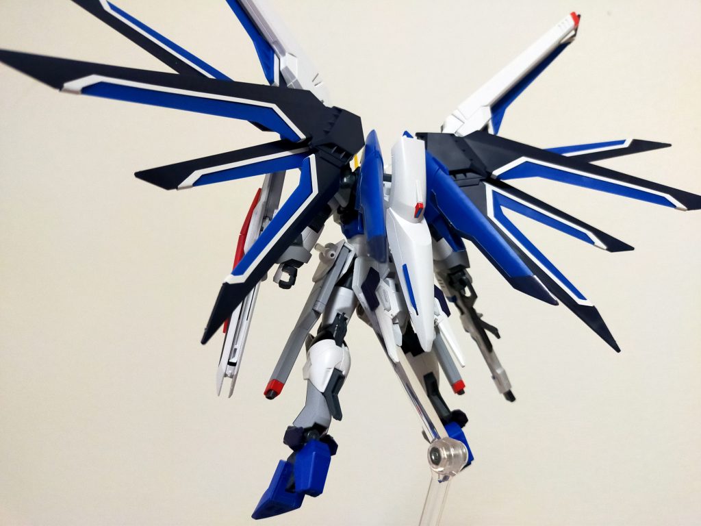 バックショットいじったのはイモジャのリアスカートにライフリのリアスカートを接着、その上にイモジャのサイドスカートを削って接着。ライフリのレールガンがそのままくっついてくれたのはさすが兄弟機…!!ってなりました。