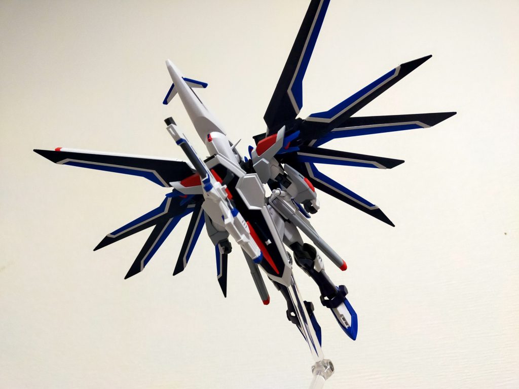 変形もいけます。CE界のカミーユならスイカバーアタックもするはず、ただの移動形態なんて言わせない。