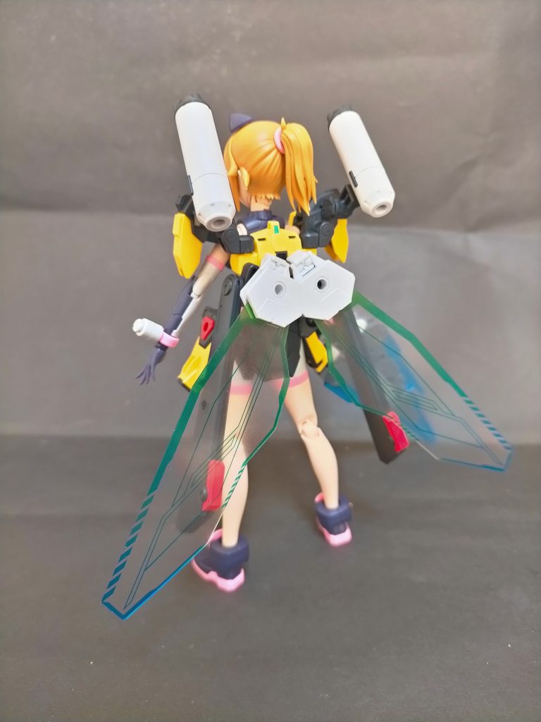 背中の羽根はカスタマイズマテリアルのサイバーエフェクトより召喚。