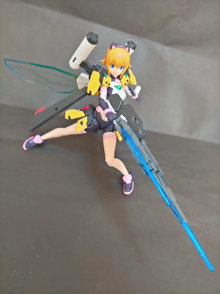 ライフルは30MMのエネルギー武装より可変ブレードをドーピング。ソードモードで斬りつける!