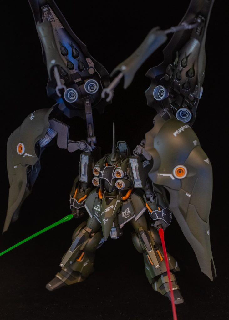 羽を広げるととんでもないボリュームに！