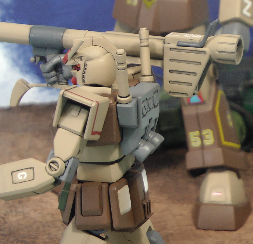 手前は同系色のガンダム(エントリーグレード)です。ボックスアートのキャノンに見えるようにハイパーバズーカ(旧キット)を構えています。