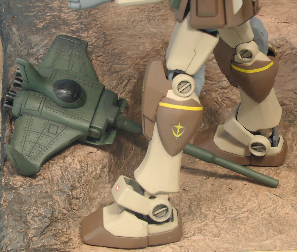 わき役その2のマゼラトップ(旧キット)です。いちおう、撃墜されて左翼端が破損しています。