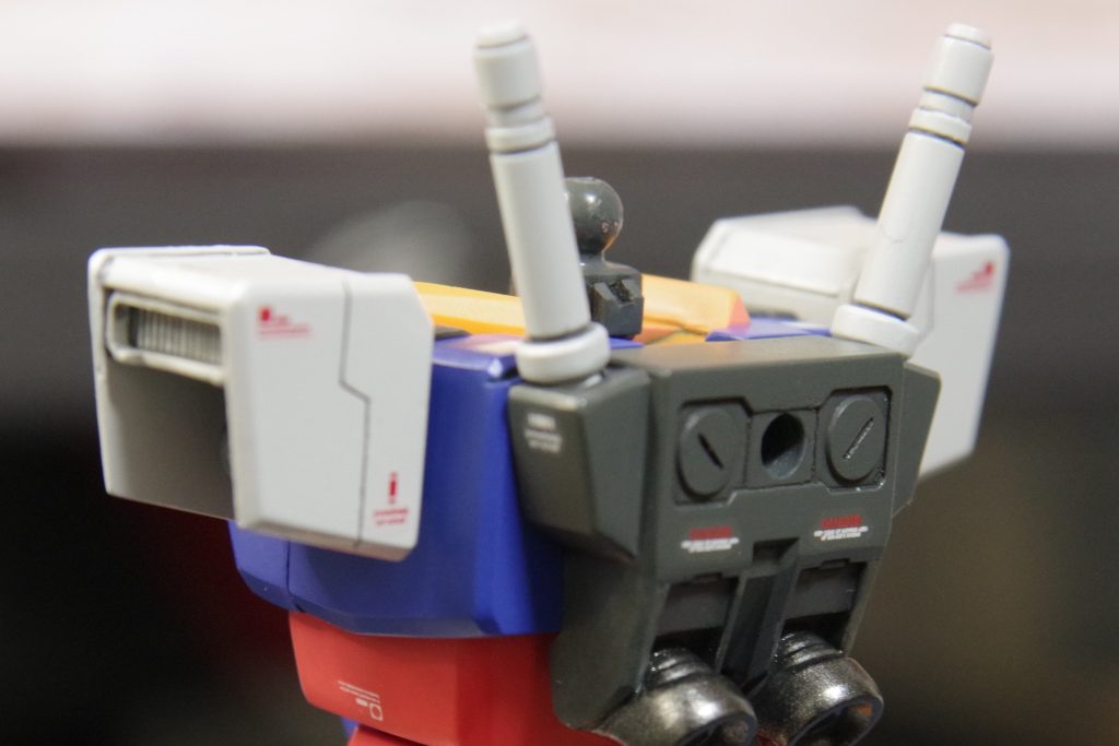 デカールワークは敬愛するアーリーチョップ!!!さんの作例を参考に、クドすぎない程度に貼りました。スミ入れ中にいくつかヒビが入り、特に左膝が目立って仕方なかったのですが、デカールで隠しました。