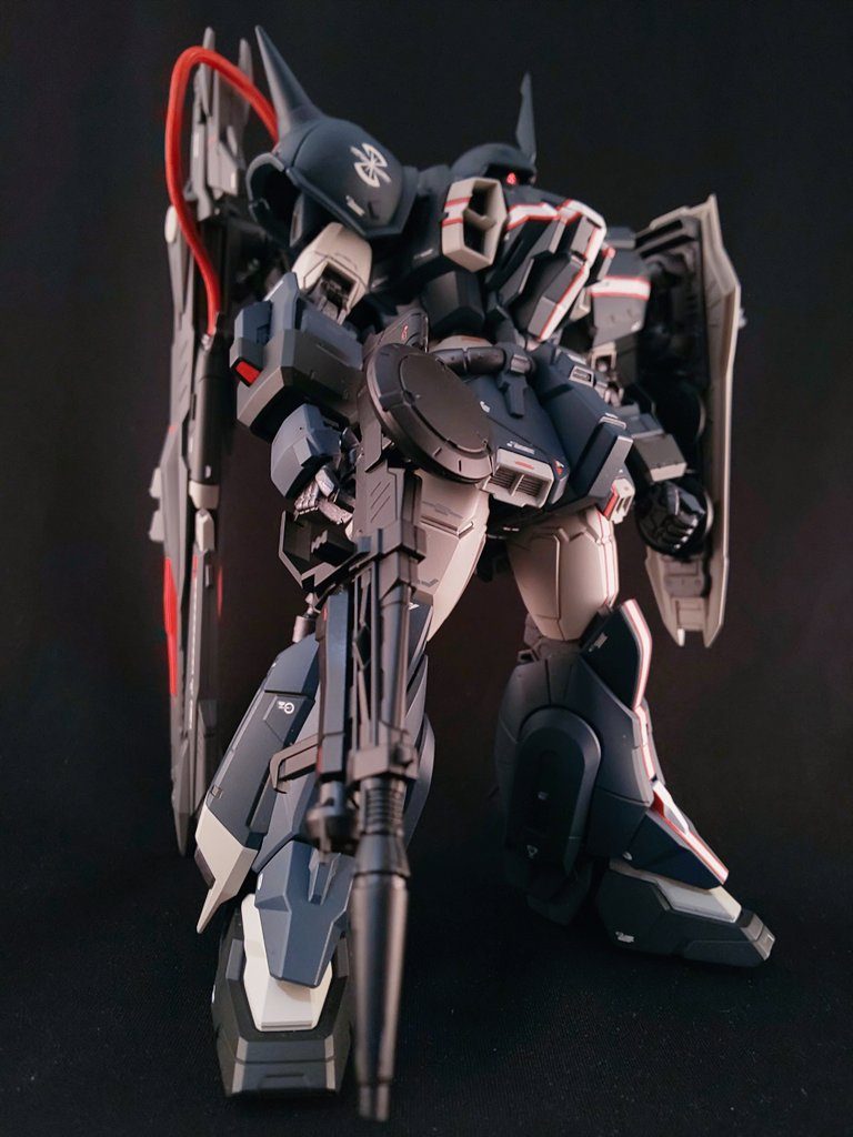 マディガン機には標的の十字マークがペイントされています。配置が複雑でマスキングは不可能と感じたので筆塗りになりました。頭、胴体を塗ってバランスを見て、肩、スカート、脚の順で完成しました。