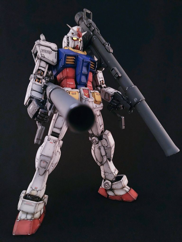 レッド、ブルー、イエローを筆でベタ塗り。ホワイトは成形色そのままです。一度全体に艶消し塗装し、エッジを中心にサッとヤスリをかけてその上にマジックを叩くようにのせたらティッシュで伸ばす。の、繰り返しです。