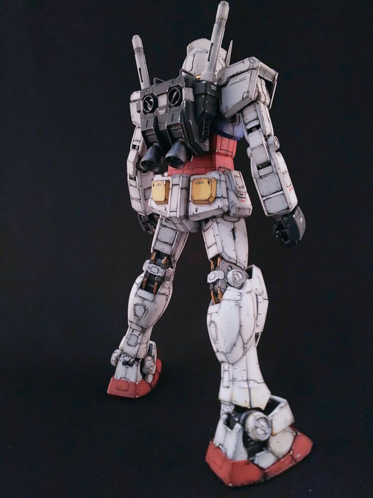 全体にシャープペンシルで小傷を描きます。目立たないようにうっすらと。付属のデカール等を貼り付けて再び艶消し塗装。最後にシルバーをつまようじにつけてエッジやパネルライン等にチョンチョンつけていけば完成。シルバーを塗って艶消し塗装すると金属色が白っぽくなるので艶消し後の仕上げにしています。