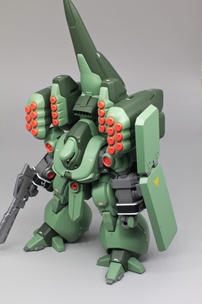 さっさと仕上げたかったので胸部、太腿、膝両側のミサイルハッチは嵌め殺しです(笑)