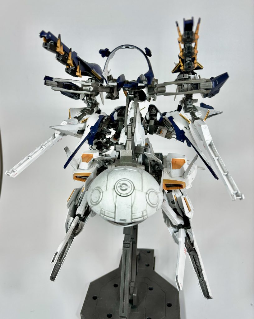 [RX-124 Ef I.H.L TR-6 インレ・フレア・ルー]ウーンドウォート・エフラファをコアユニットとして、2機の支援機、ファイバー・ルーⅡ、ダンディライアン・フラッフィⅡをドッキングした形態。TR計画の到達点の一つであるインレの機能を確保したままに、小型化、量産性の向上を実現すべく開発された機体。ダンディライアン・フラッフィⅡによる機動力の確保とファイバー・ルーⅡによる火力の確保を両立させ、それをウーンドウォート・エフラファの処理能力でもって運用するという設計思想が高いレベルで実現されており、インレの名前に恥じない破格の性能を誇っている。さらに、ある程度の量産性の実現に成功しているため、本機複数が共同して原型機であるインレを護衛するプランも計画されていた。そのため〝ちいさなたくさん〟を意味する、フレア・ルー(フライルー)の名を冠しているのである。GBNにおいては、通常の戦闘での運用は過剰戦力となることも多く、最高難易度設定がなされるレイドボスやロータスチャレンジのようなチャレンジミッションにおいて運用される。また、まるいるかが設定した高難易度のチャレンジミッションにおいては、本機及び本機の護衛機部隊が討伐対象として設定されている。