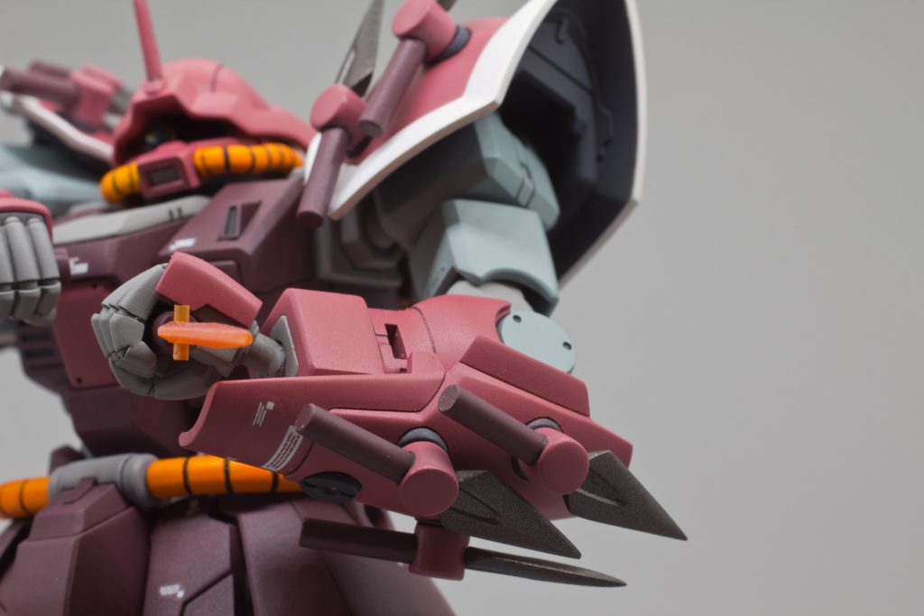 左腕のヒートダート付きシールドも格好いいですね！！