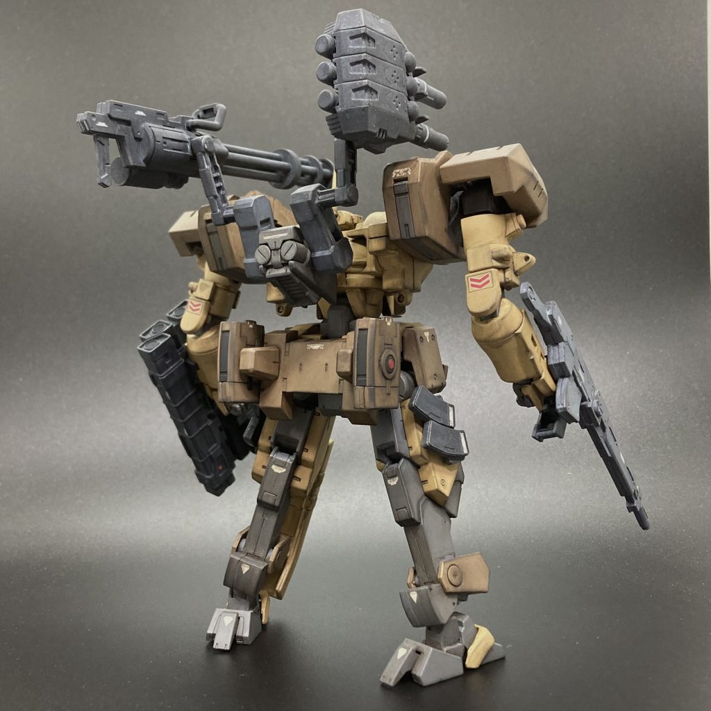 スプレー塗装の上からウェザリングマスターでウォッシングとトライブラシを、デカールは主にスジボリ堂のコーションマークシリーズを使用しています。