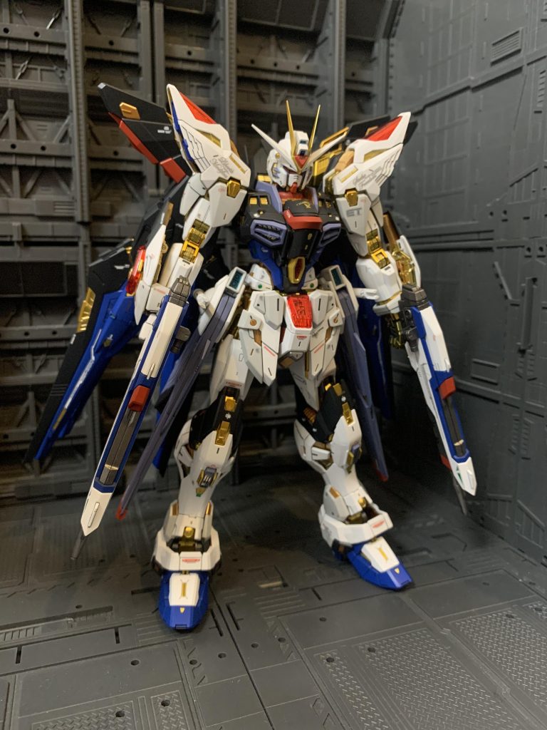 正面から。バックパックは重いですが、案外自立可能でした。旧マスターグレードと比較するとかなりマッシブですね。