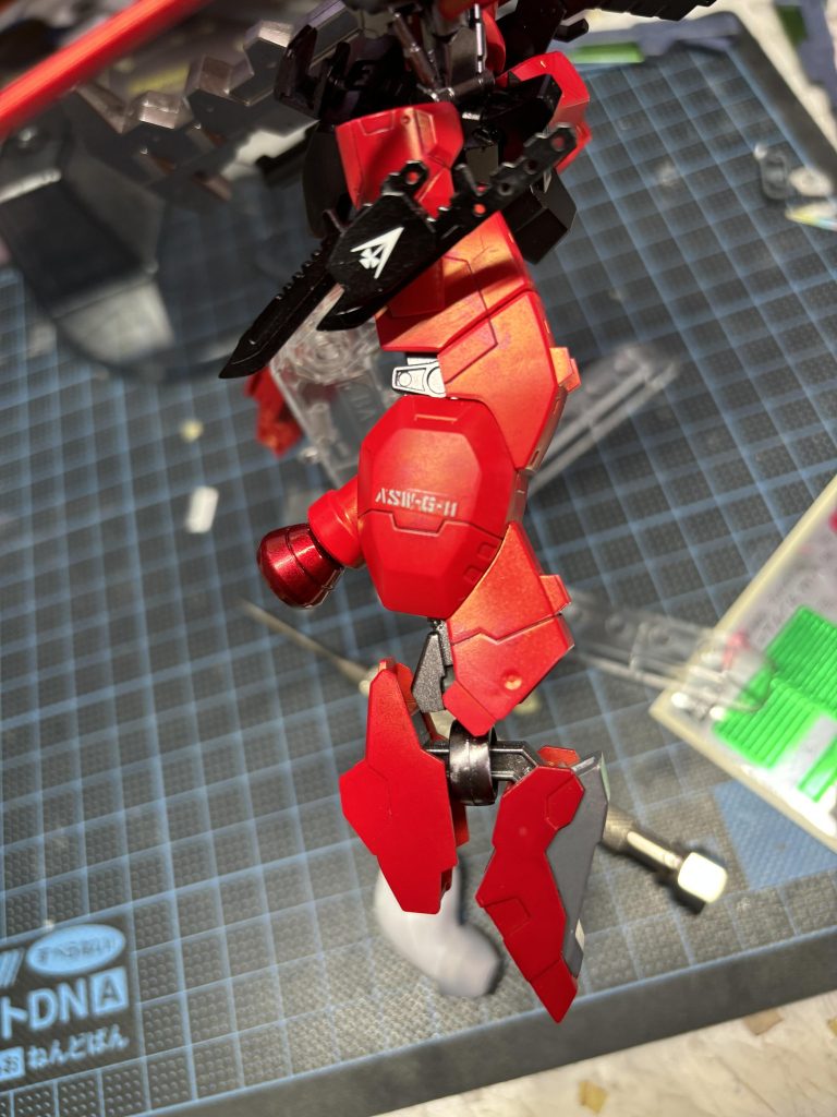 太ももに識別番号あるのっていいよね…足先はガンダムマルコシアスから。ブースターはガンダムマーカーのロイヤルメタレッドで塗装。割とうまくいったね…
