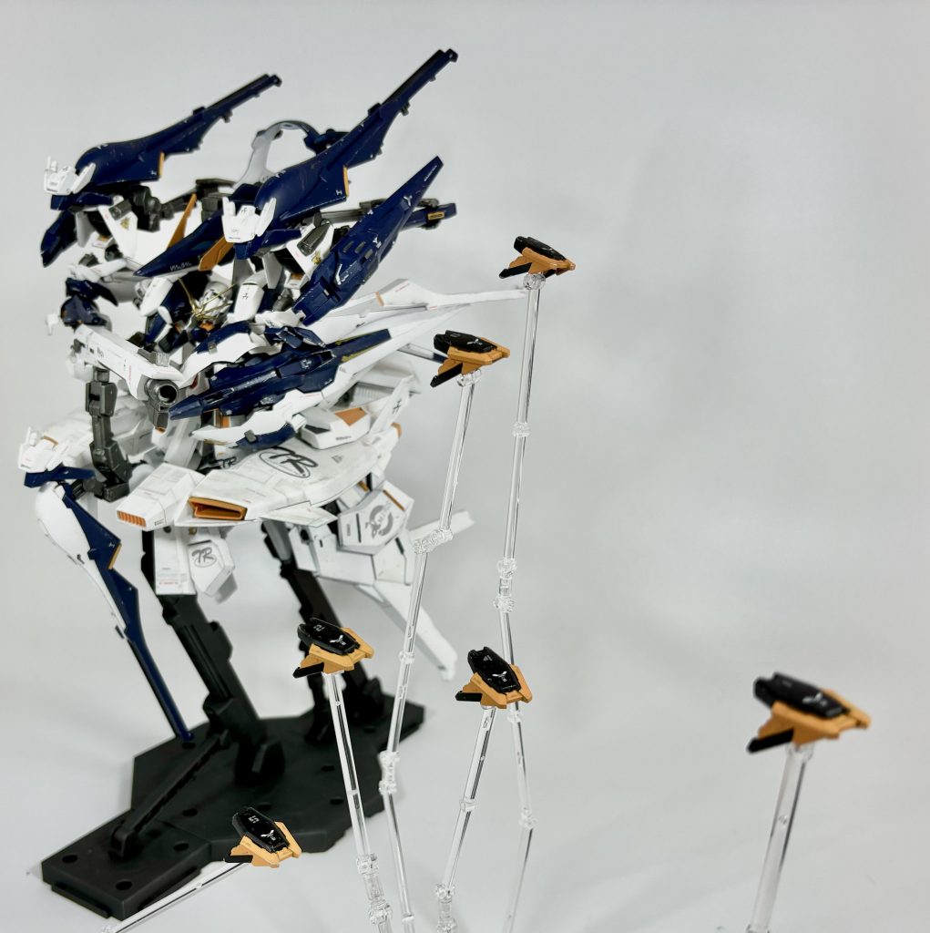 [アクションイメージ]本形態でも問題なくCo/HALは展開可能である。基本的には、攻撃として敵機に向かわせるよりも、機動性能自体は高いもののその質量ゆえに小回りが効かない本機の周辺を護衛する直掩機のような運用のされ方をする。