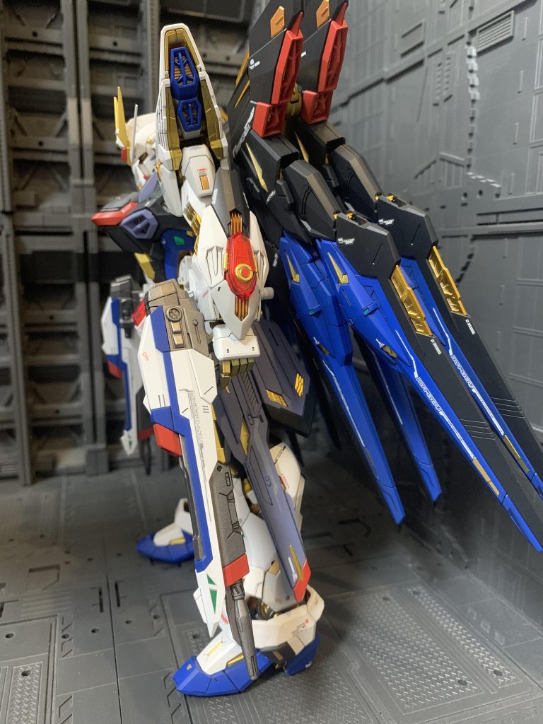 サイドから。クリアレッドのパーツはどうなのかなーと思いましたが、完成してみると案外しっくりきましたw