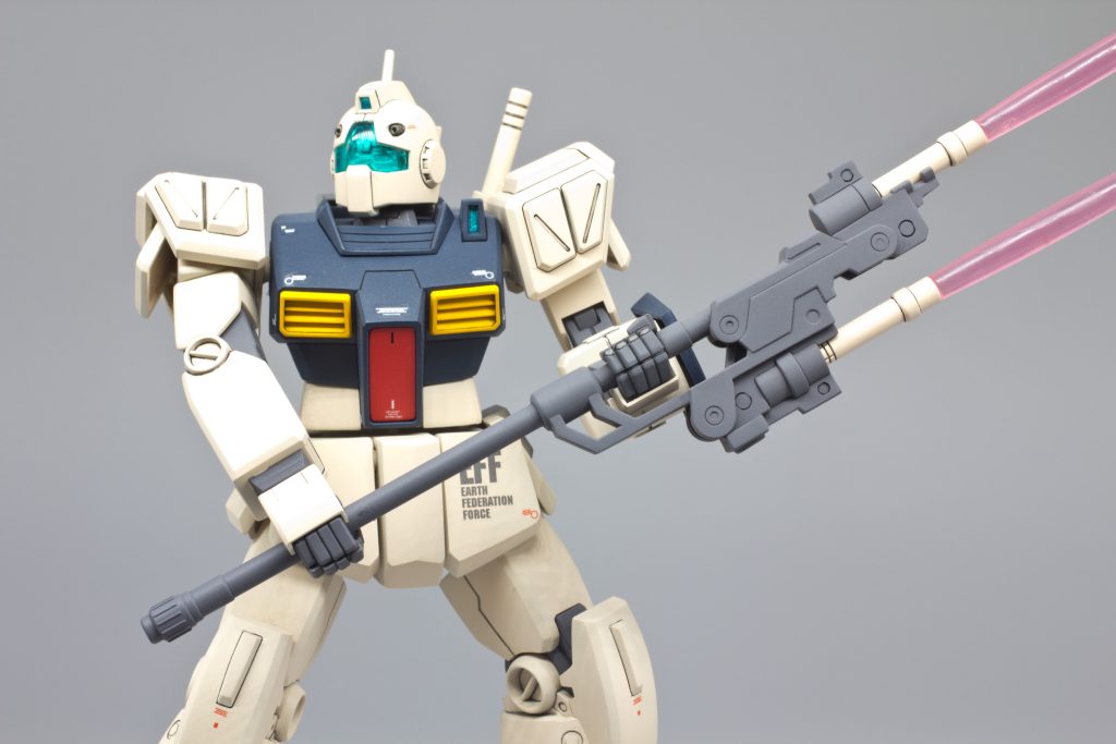 私はビームライフル(銃)派なのでまずビームサーベル系のパーツは滅多使わないのですが、さすがにこいつのメインはツインビームスピア!!合わせ目もキッチリ消して仕上げました!!