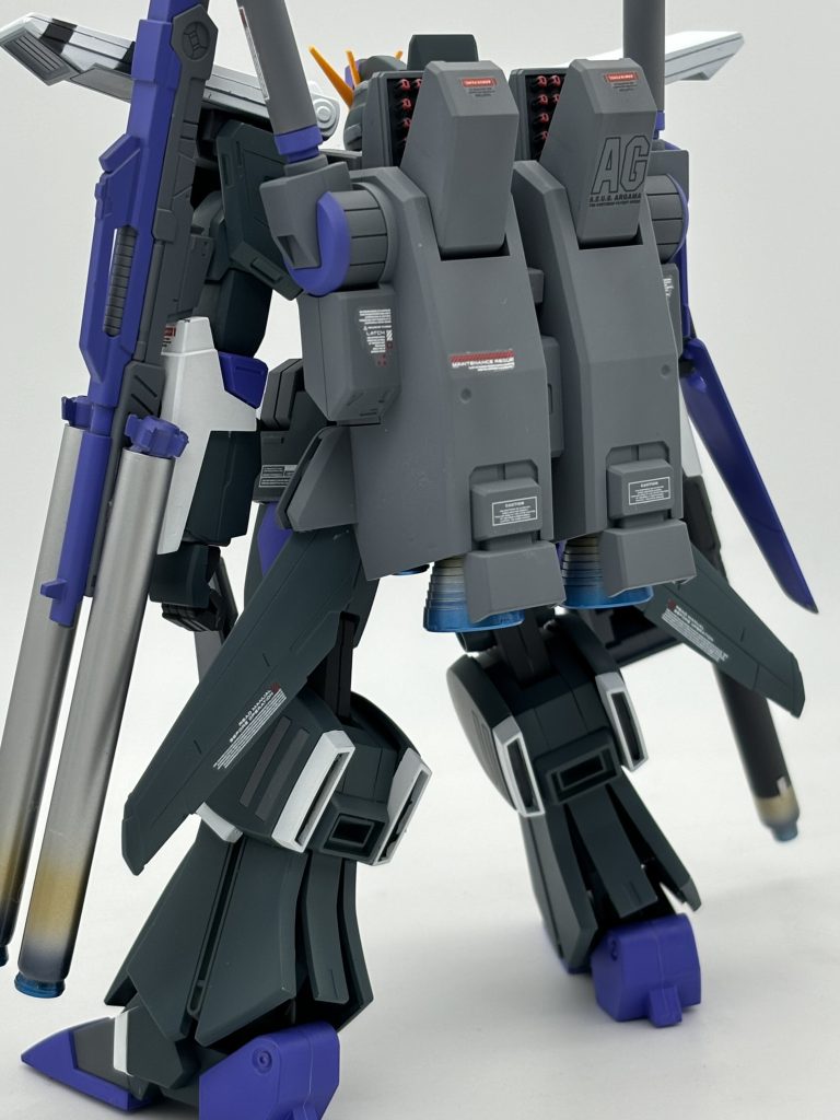 バックパックの下部ウイングは市販のものに変更してます👌思ったよりバランス良くなりました😊バーニアもチタン焼けっぽく👍ミサイルは赤とグレーの塗り分けで