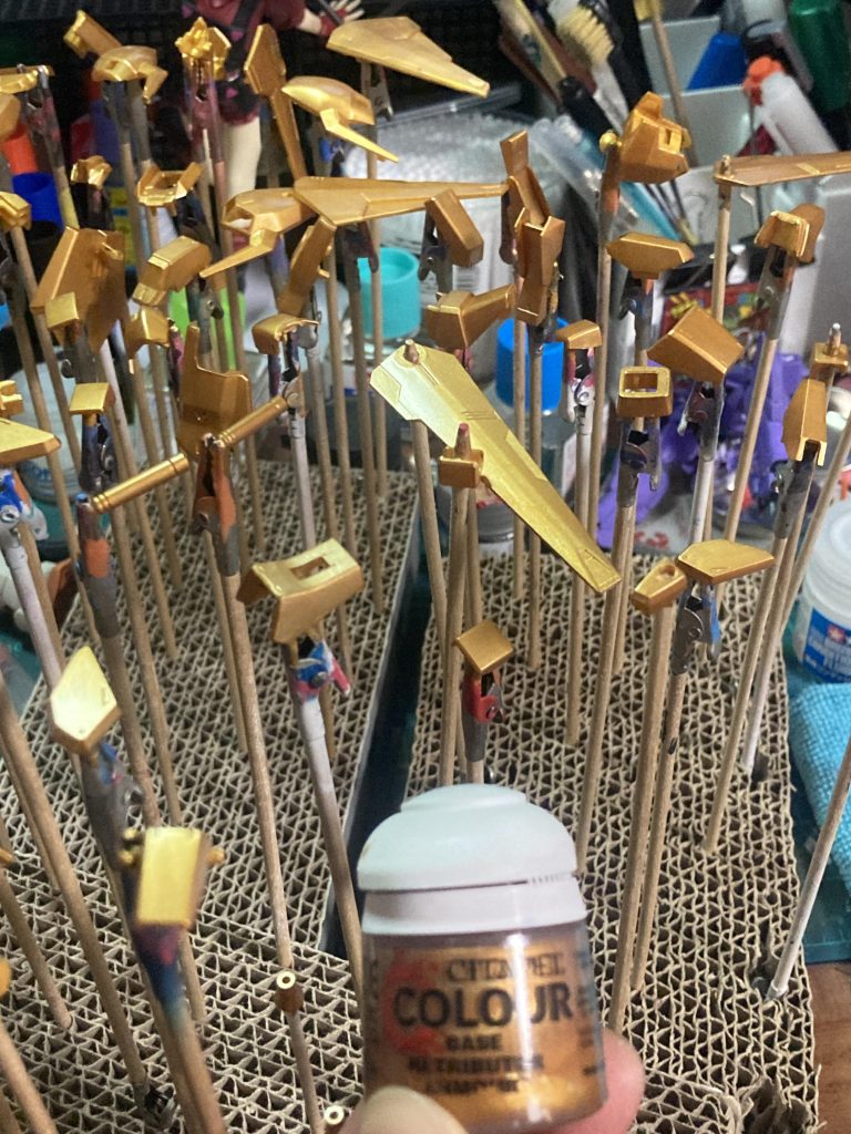 先にゴールドパーツを切り出し筆塗りしました。持ち手がギリギリ足りた感じです（笑）