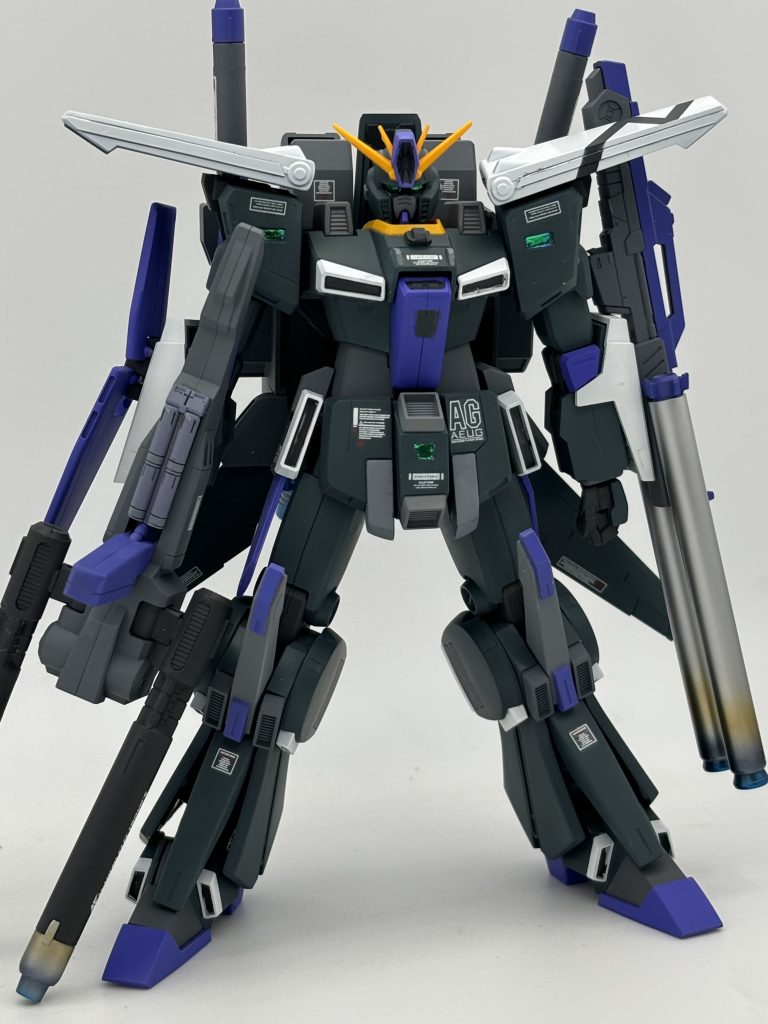 ジャンクとプラパイプで腕に装備するタイプのビームキャノンを製作、銃口の先はチタン焼けをイメージして塗装しました😊肩アーマー上部のバインダー？にはワンポイントでマーキングを🙈