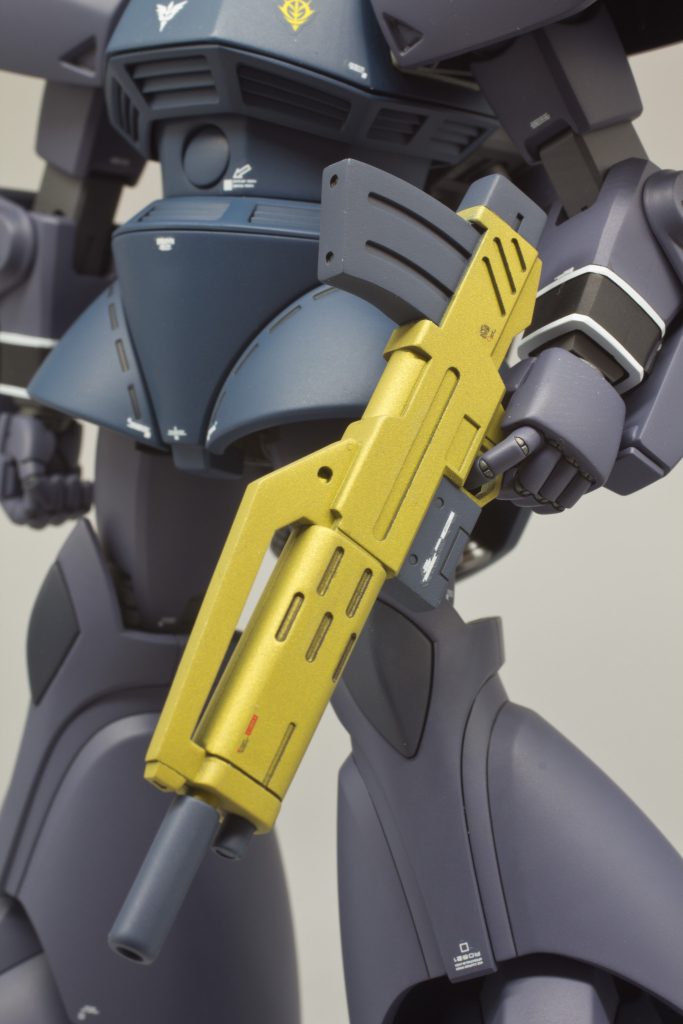 劇中同様ライフル左手持ちを再現可能！！でもライフル何でこんな色なんでしょ？？まぁ私の場合ちょっと黄色に振りすぎですが。。