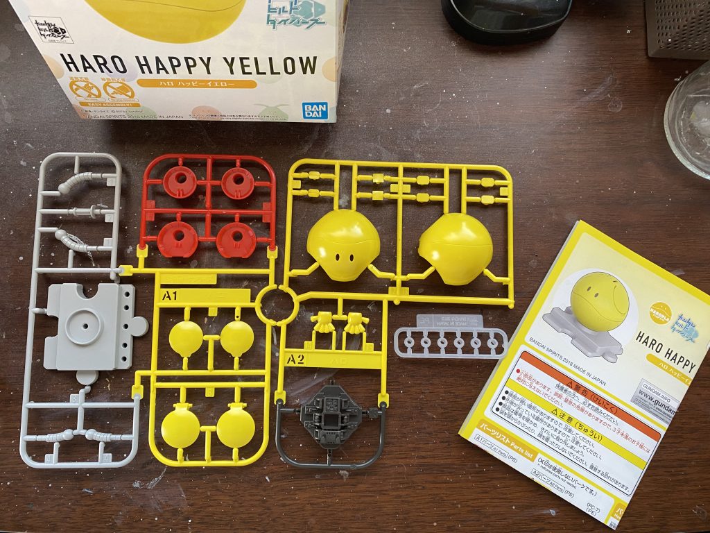 出したランナーのままでもかわいいので、ガンプラくん的なランナー仕上げも似合うかも知れませんね♪これもタッチゲート仕様。子どもにもオススメかも知れません。この黄色ハロは一応、ビルドダイバーズキットということになってるんですね🙃ほぼ大体のガンダム作品に世界観を問わず登場しているマスコットキャラ・ハロ。色々なバリエーションもあって、お手頃だし非常にコレクション性の高いキットですよね〜