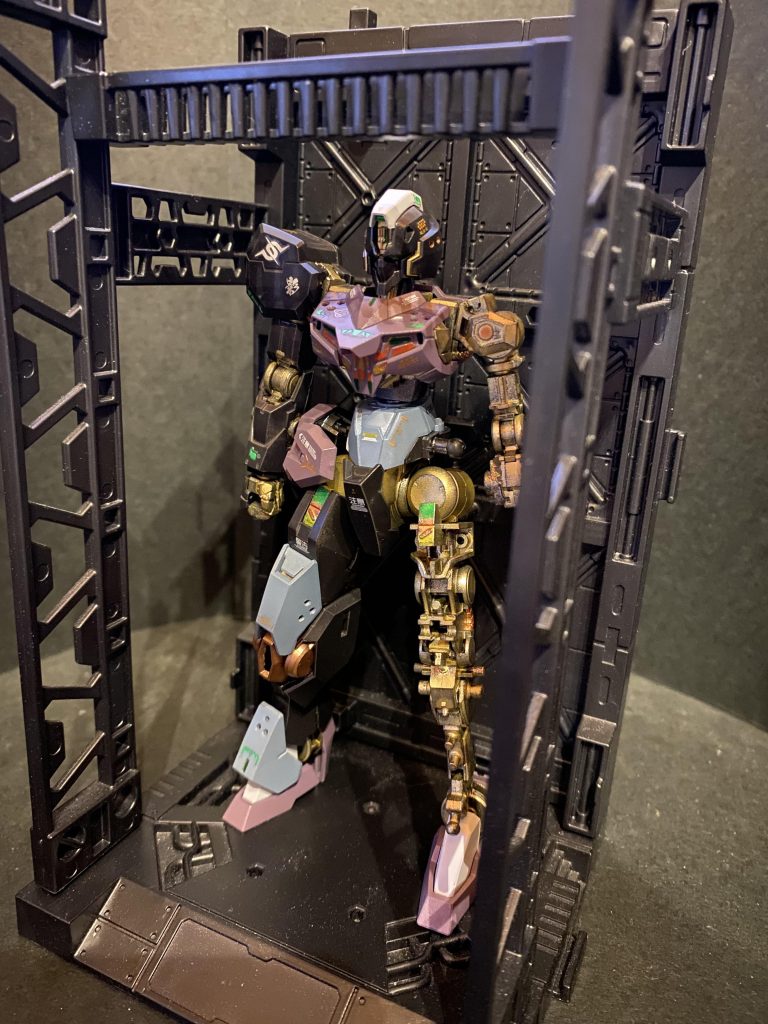 大幅な設計変更を行わず最大稼働時の負荷軽減と反応速度を向上させる為、フレーム材の見直しが行われ、安価で大量生産向きの従来鋼から超高性能レアメタルへと変更された。