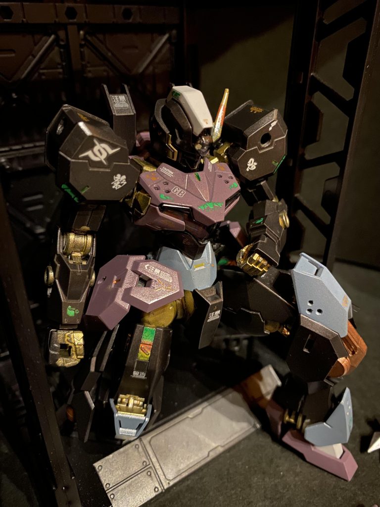 本機はルブリスシリーズ用のオプション装備として開発されたMS型ガンビット・ガンヴォルヴァをベースにした改造機である。ベネリットグループ地球駐留部隊によるテロ組織「フォルドの夜明け」掃討作戦の際に接収された、ニッポンのカコガワ工廠にて生産されていたパーツを流用しているため、日本語表記のコーションマークなどが機体各所に多数散見される。