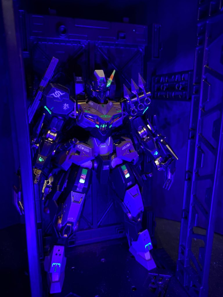 そして、新発売の水性ホビーカラー蛍光シリーズを導入したので、ブラックライトでビンビン光ってマス💡やっぱり本物の蛍光塗料は発色が違う❗️おなじみ、蛍光デカールも新たに緑系のものを導入。