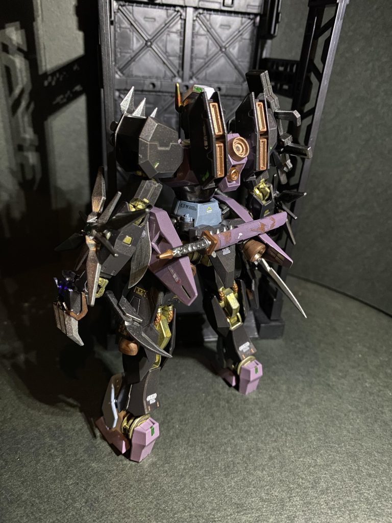 「全然忍んで無い!」って思われそうですが、黒外装なので、フレームはストフリばりの全身金関節で!ランドセルはスラスター部を上下逆にしただけですが、マークⅡっぽくなりました。