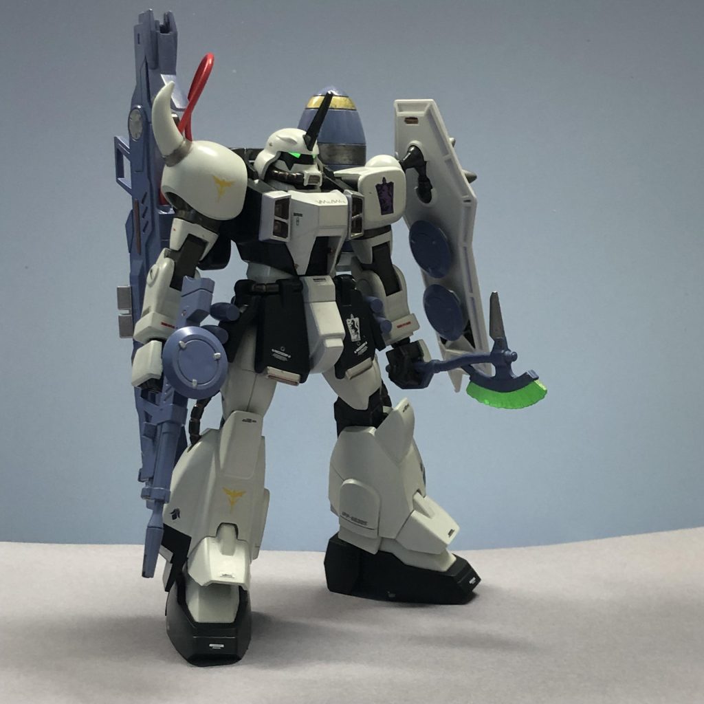ツノはランナータグで自作。眼はマスキングして塗装。メイン:ミモザとネイビーブルーアクセント:シルバー関節やバックパック:赤鉄色武器とタンク:すみれ色眼と刃:シルバー吹いてから蛍光イエロー部分塗装はホビーマーカーデカールはSEED系を持ってないのも手伝って、なんでもありで