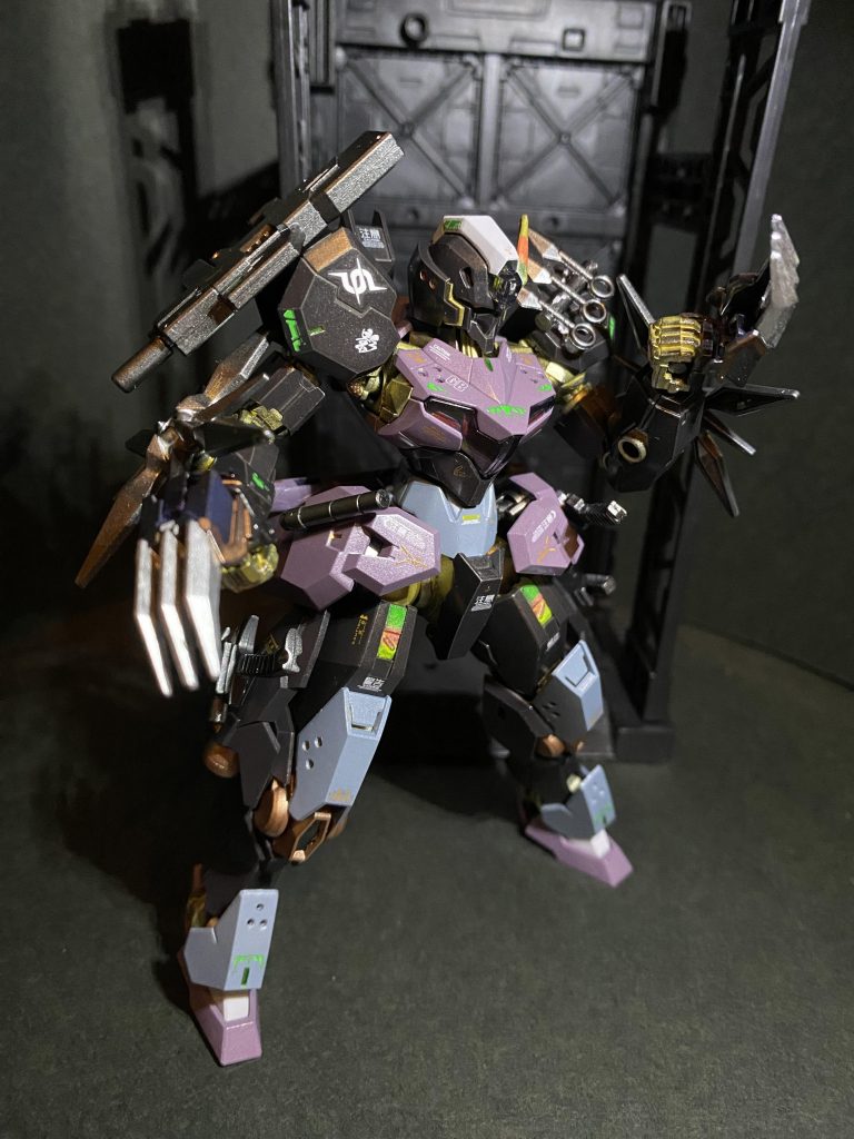 忍装束といえばやはり黒ですね🥷実は黒系の機体を作った経験があまり無く、黒と他の色のバランスはまだ手探りです。繰んでみたら「アレ?黒い三連星じゃね?胸部エヴァじゃね?」って思いました笑アーマーは部分的に膝当て、脛当てをイメージしてグレーメタリックに。軽量化の雰囲気が出せたらなと、胸部、膝当て、脛当てに三つ星モールドを開口。太腿部追加ブースターのボリュームを、袴の膨らみに見立てて。