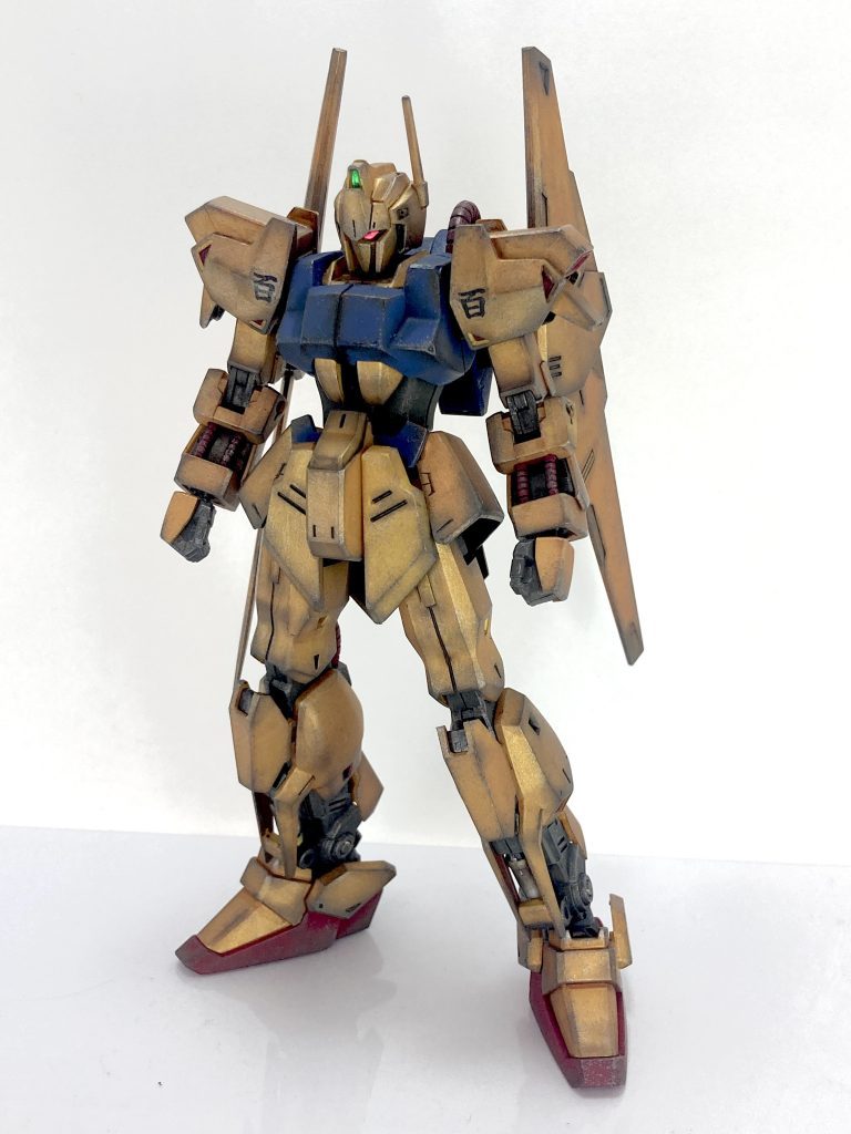 毎週土曜にXのフォロワーさんが開いてるスペースにらいだ～Joeさんが参加して下さり、その時に以前に作ったEz8を見てもらいました。その時に肩アーマー裏やスタート裏、チラ見えする箇所の汚しの入れ忘れを指摘され、他にもアドバイスを頂きました。なので、今回はアドバイスを元に箇所の汚し漏れがないよう気を付けて汚しました。らいだ～Joeさんと同じくアーマー裏にはリアルタッチマーカーを使用してます。