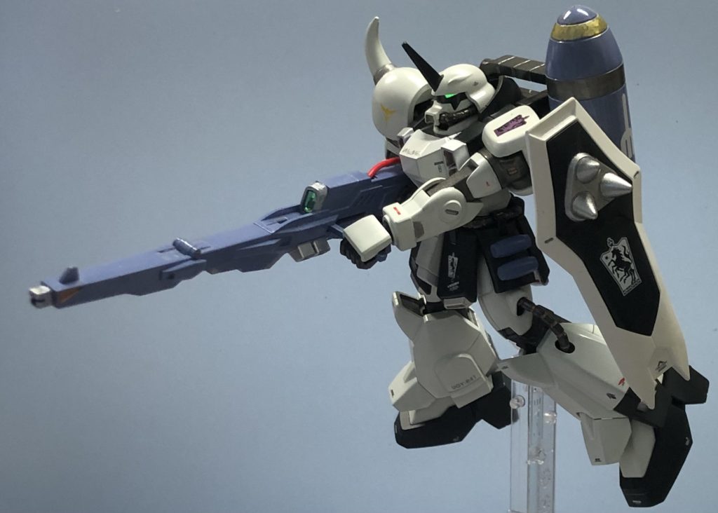 肩周りは同時代のキットよりよく動くのですが、スタンド穴がないので無理やり開けました。