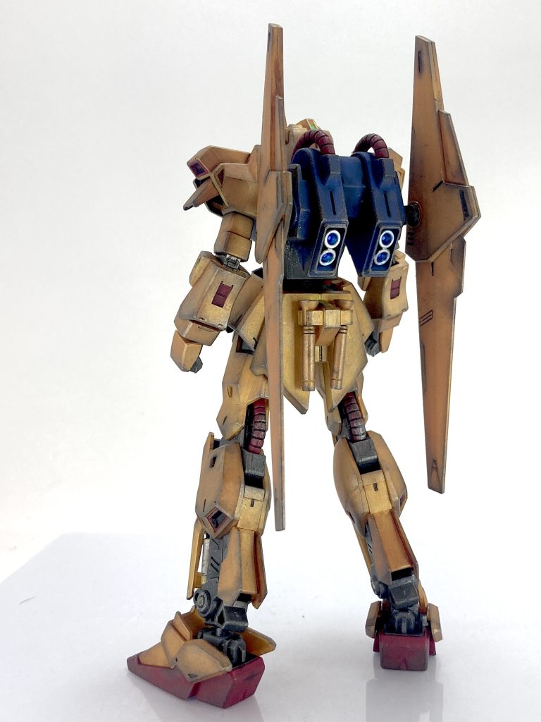 ツインアイやセンサー部には100均のクリアレジンを付属シールの上に乗せました。予想以上にキラッとして目力が出たと思います(-ㅂ-)ﾆﾔﾘ