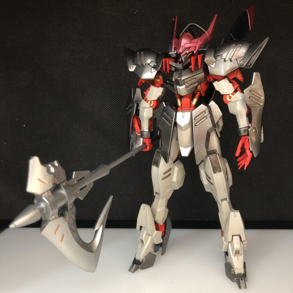 わかりにくいですが、一応眼は金色です。元々フレームを赤にしてみようとは思っていたのですが、ちょうど前作で鬼が出てきたのでパチ組みで放置していた機体を引っ張り出しました。ガンダムフレームは悪魔と融合しているので光ってもおかしくない(嘘理論その2)