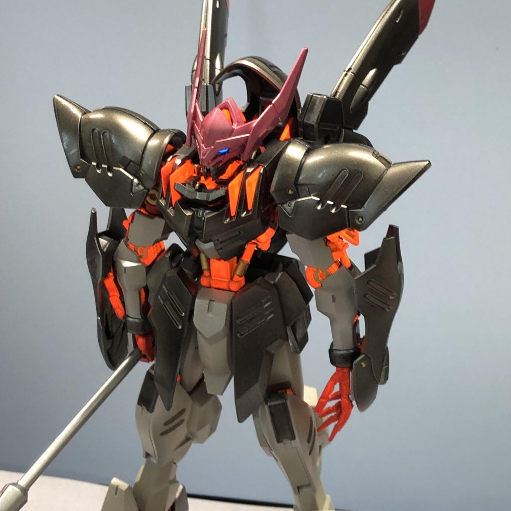 特に工作はなし。塗装は以下の通りメイン黒?:シルバー下地にスモークグレーでキャンディー塗装メインアイボリー:シルバー下地にセールカラーを薄く乗せるフレーム:アクリジョンベースレッドを吹いてその上にアクリジョン蛍光レッド眼:銀下地の上にホビーマーカーで金色塗って、さらに透明蛍光ラッカー系塗料を筆塗り。縁取りなどはエナメル黒でアクセント?赤:シルバー下地にクリアーレッドのキャンディー塗装部分塗装:ホビーマーカーメタリックセットでフレーム以外は光沢コートです。デカールはツヤツヤ感と馴染ませられる気がしないのと、鉄血デカール1,2にナディラ家が入っていないことに気が付かずに気力が萎えました