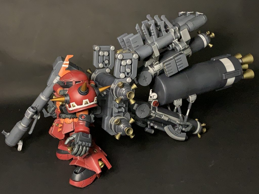 左肩はGジェネBB戦士のザクⅡS型(シャアザク)のパーツを加工したりビルダーズパーツスパイクをつけたり。BBシャアザクの肩はでかいので迫力が出ます。MGザクⅡver2.0の取付けパターンを模してます。