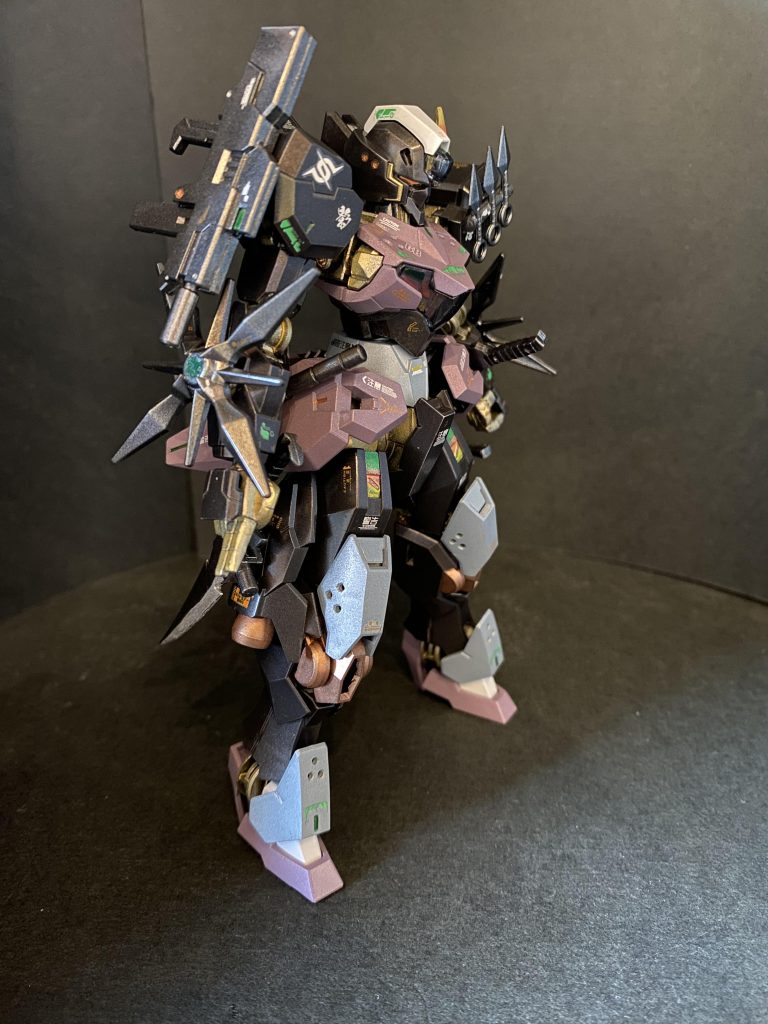 最初ミキシングを模索しましたが、結局素体を生かす方向性で忍をモチーフとして仕上げたガンヴォルヴァです。最初バンダイから出された水星の魔女の商品イメージ群の中でも一番カッコいいなと思い、本編登場時まではまさかガンビットだとは、まさか敵側ヤラレメカだとは思いもしませんでした😅顔もスタイルもヒロイック過ぎるんよ(褒め言葉)w