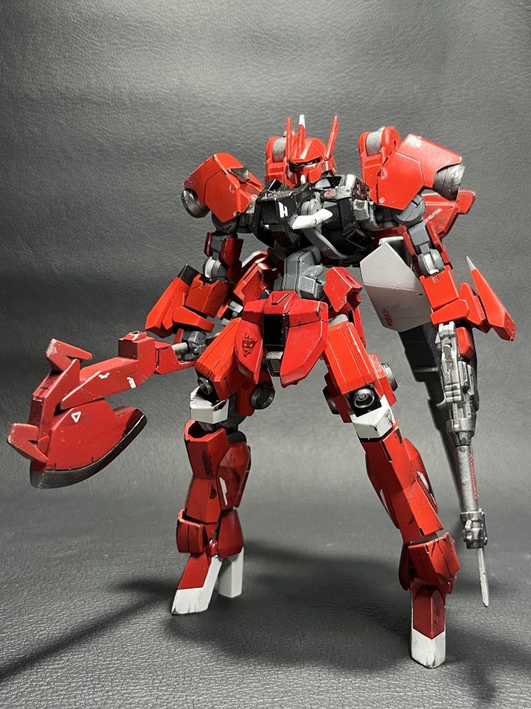 武装はブレード付きハンドガンと滑腔砲、近接戦用に大型アックスを装備させています。鉄血はMS同士で殴り合うので当時観た時は痺れました。