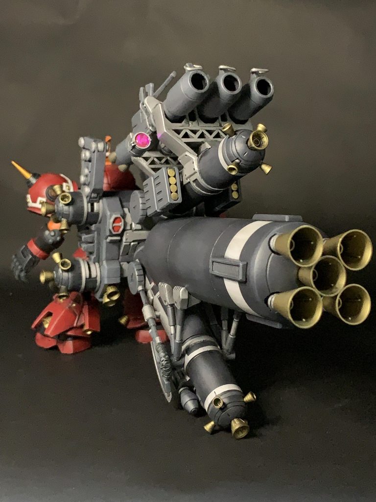 バックパックはMGサイコザクのデザインを参考に制作。パーツが多過ぎて奇声をあげながら制作(笑)