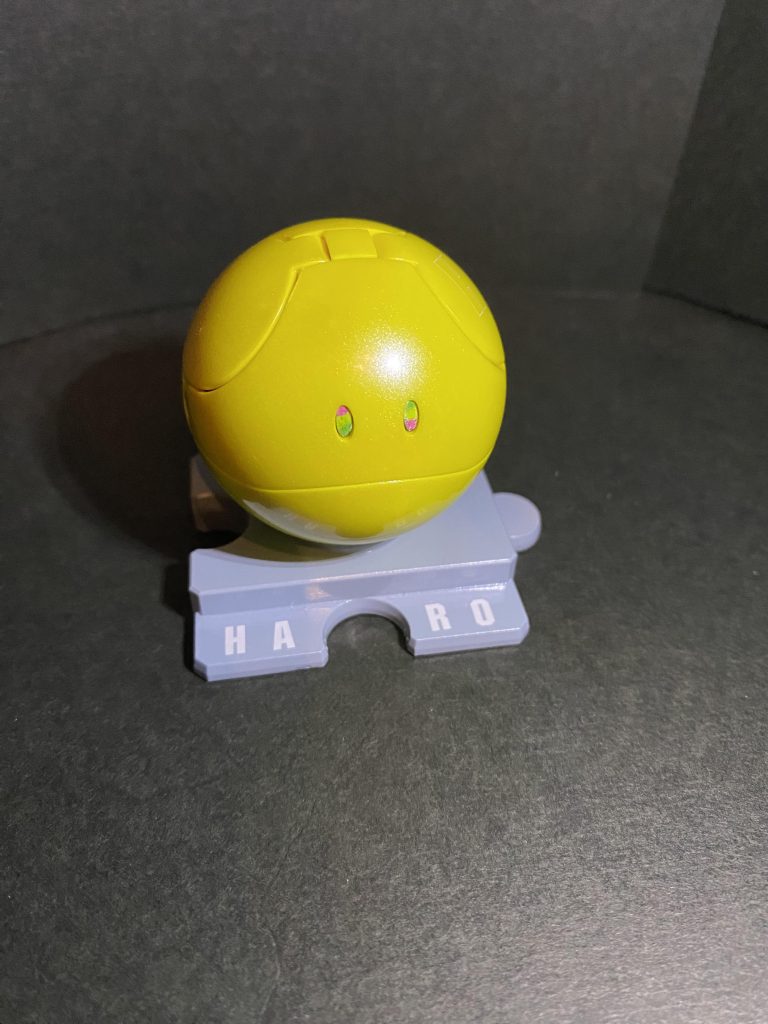 閑話休題とでも言っておきましょうか😅最近地元のTSUTAYAがプラモデル販売を始めまして。かつてレンタルCDやDVDの棚しかなかったところにプラモ売り場が形成されているのを見て、配信やダウンロードが一般化した昨今、レンタル業最大手チェーンも大きな転換点を迎えているのだなと感じました。そのTSUTAYAにディランザ売っているかな？と買いに行ったとある日曜日の朝、売り場に山積みされている大量のハロたちが。全く買う気もなかったキットなので、その日が自分の誕生日だった事もあってか「ムダ弾を打つなよ、、」と自分に言い聞かせましたが、その可愛さに思わずついで買い笑どの色もとてもかわいかったのですが、春らしい幸せの黄色、ハッピーイエローにしました😆  