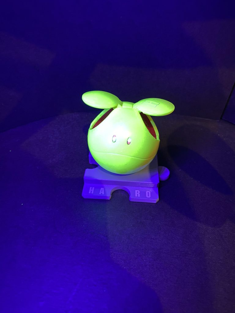 黄色を調色する際に蛍光イエローを混ぜたので、実はブラックライトでオリジナルハロに近い黄緑色に化けます！笑目も蛍光3色で虹色っぽく光らせました🌈