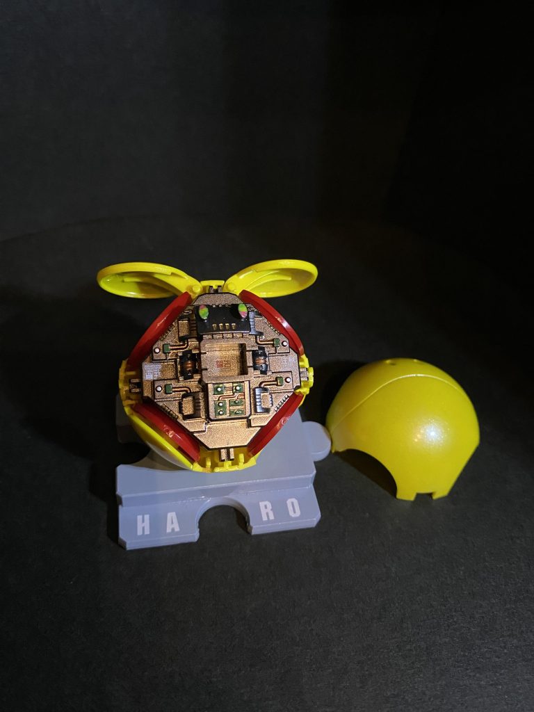 内部メカはガンメタでメカメカしく。電子部品ぽいモールドはプリント基盤をイメージしたメタリックグリーンで塗り分けました。よい子のみんなは、後々有名になってメーカーから逆ライセンスオファーが来たサイド7の「Aくん」みたく魔改造なんてしちゃダメだぞ🤪