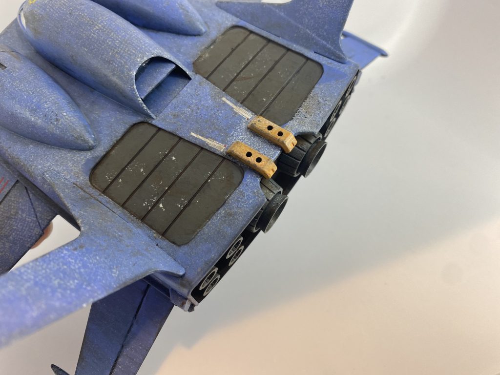 後部にはフレア射出装置。フレアっぽくオレンジで塗装した部分です。