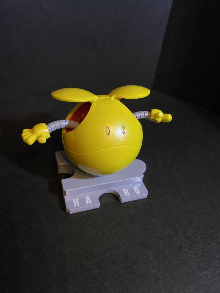 外装カバーはビビットなレモンイエローにパール2コート仕上げです。シンプルな曲面なので、パール塗装もよく似合います。