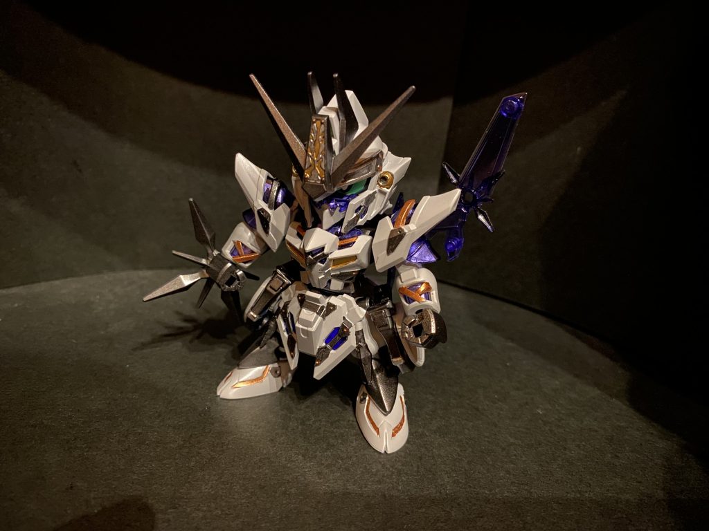 ともあれ、私も元を辿ればSDからガンプラの世界に入った子供でした。町のホームセンターのプラモデル売り場でSD武者シリーズを物色した週末。ニッパーなんか持ってなくて、家の爪切りか、何なら手でランナーからパーツをもぎ取っていた記憶。シールを全部貼って、ブンドド遊びをする事がメイン、塗装することなんて思いもよらなかった少年時代の思い出があれこれ甦ります。そこから考えれば実にもう30年。リアル路線のガンプラもかなりの進化を遂げたけど、最近のSDはどうなのかな?言うても500円、最近はHGでも2000円、3000円も珍しくない時代。そこまで期待するのは酷かな?😚そんな気持ちで、いざご開帳。