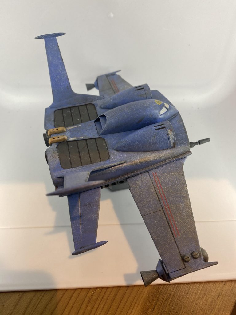 サンドカラーで統一した地上部隊とは異なり、航行中の保護色として、スカイブルーをベースにホワイト系の迷彩塗装風に。