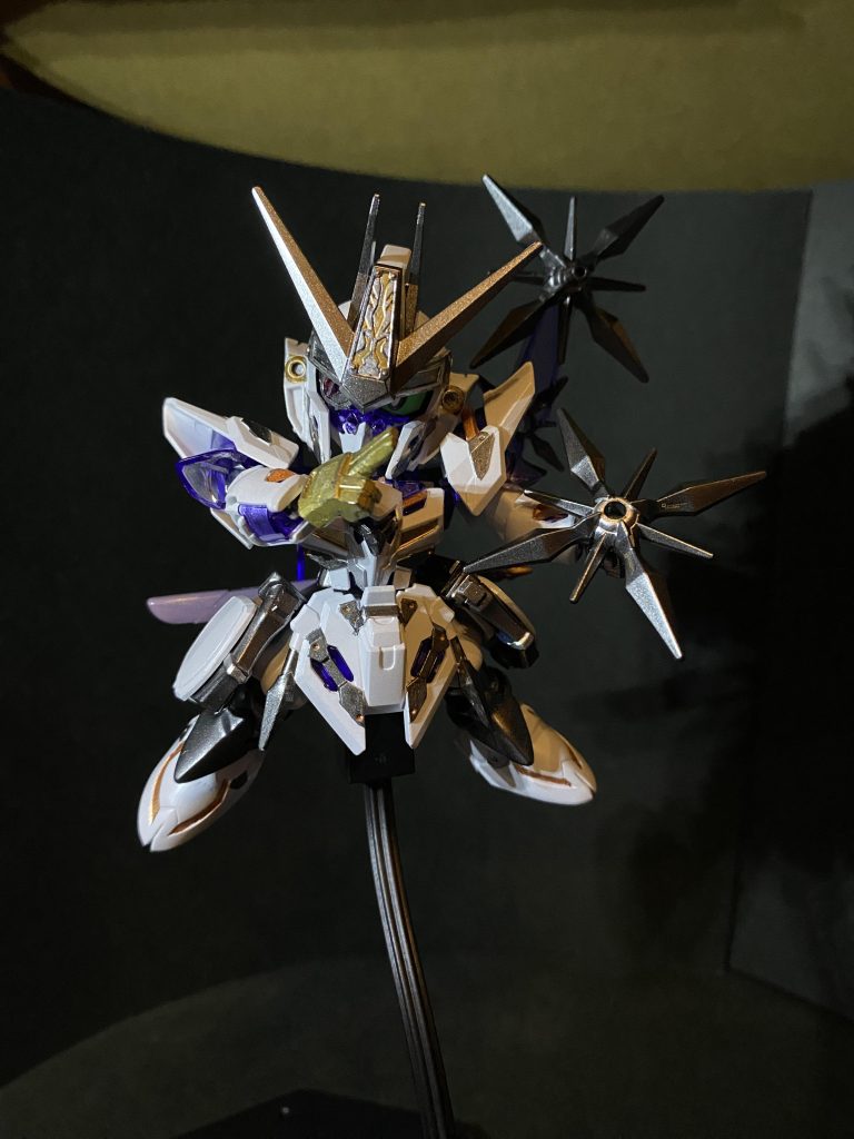 へぇ〜最近はSDでもクリアーパーツを多用するのがトレンドか〜、昔よく入ってたメッキパーツとかは無いんだね、昔は全身ポリキャップだったけどSDもポリキャップレスになってきたか〜。何気にお初のタッチゲート仕様。やっぱりニッパーやデザインナイフを使った方が綺麗にはなるので使ったけど、子供のころにコレがあったなら楽だっただろうな〜。何これ?SDなのに肩に引き出し機構あったり、胴体にもHGみたいな可動軸あったり、手首も別パーツだったり。開口されてる部分も多くて、内部からクリアパーツを見せる小洒落た構成。ここまでやって、500円以内に収めてる?バンダイさん、やっぱり変態だな❗️笑ここからは個人の勝手な私見ですが、ガンプラで遊びたい子供たちにこの価格・このクオリティで提供し続ける為に、近年の大人向け商品の高額化進めてる?(義賊的な)バンダイさん、めっちゃいい変態企業だな❗️笑笑もちろん塗り分けが必要だったり、肉抜き穴があったりも多いけど、SD30年の進化に浦島太郎状態なワタクシなのでした☺️