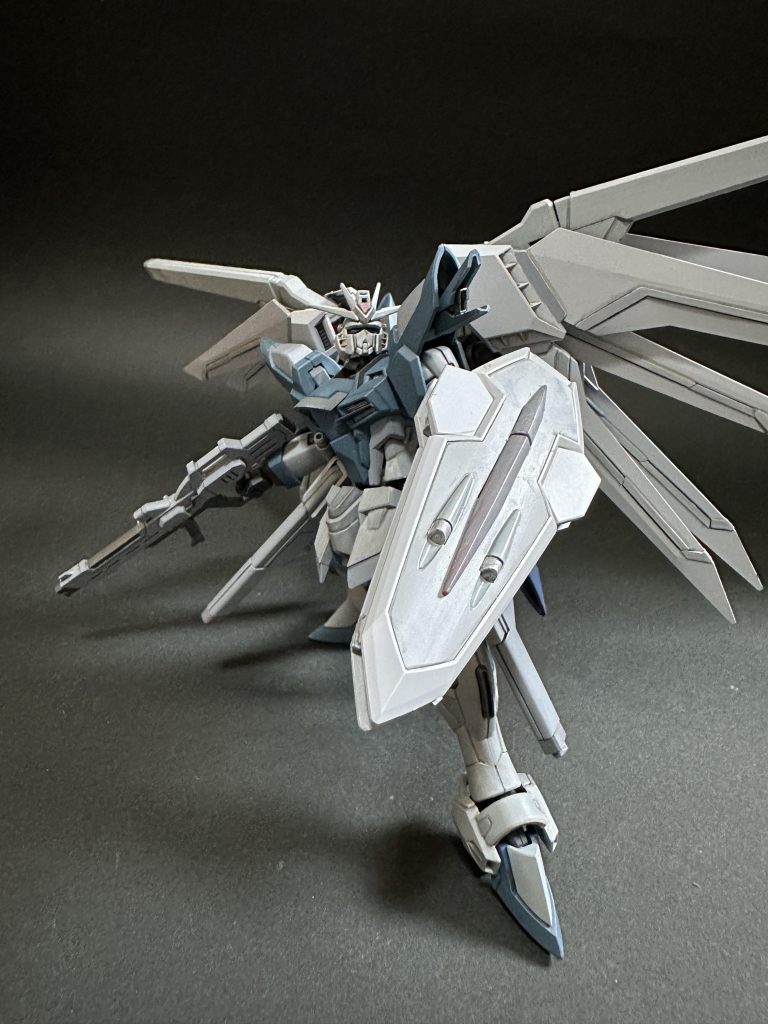 オーブの防空のために飛び立とうとする試作機、みたいなイメージで塗装しました。