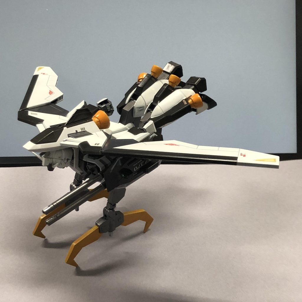 スタンド無しで自立するのがすごいですが、一回やったら十分かなって感じ100均ステッカーですが、やはり黒地に白シールは難しいですね。あと小さいのは台紙からスライドして乗せるってのができないので貼り付けは大変です。とはいえ薄いし白地ならそんなに目立たないし水転写が入手できない時には代用品として十分いけそうな気がします。ではまた